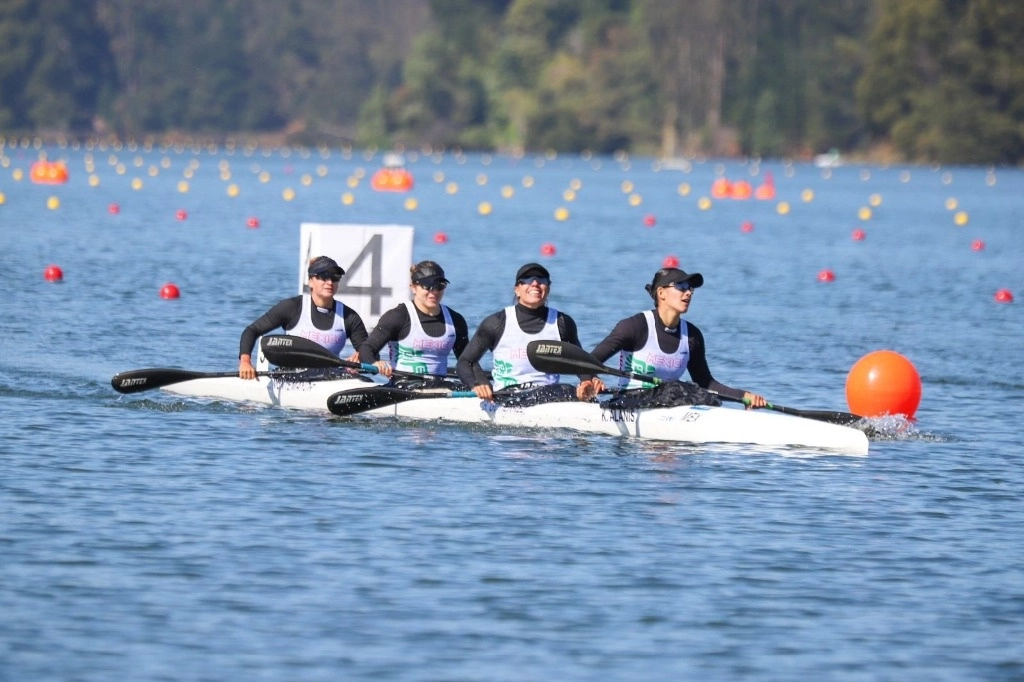 El equipo femenil de canotaje de velocidad consiguió que México superara las 37 áureas que se obtuvieron hace cuatro años en Lima 2019. Además, con la medalla número 38 en Santiago 2023, el contingente tricolor logró su mejor actuación fuera del país. Imagen tomada de @CONADE