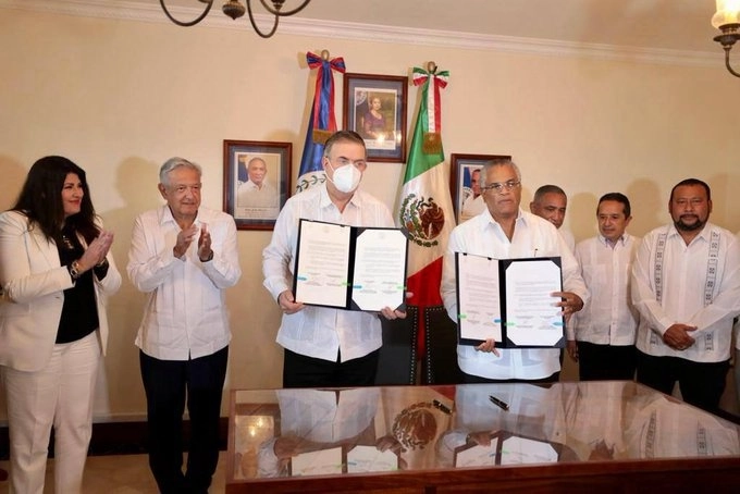 El Presidente, López Obrador fue testigo de la firma. Foto @m_ebrard