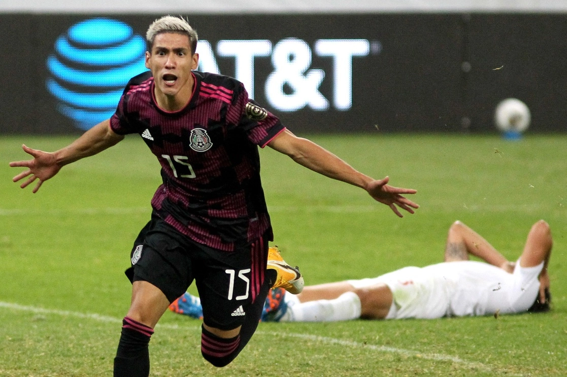 Uriel Antuna abrió el marcador tras un error en el despeje del portero canadiense, el 28 de marzo de 2021. Con esta anotación alcanzó su tercer tanto durante el torneo. Foto Afp