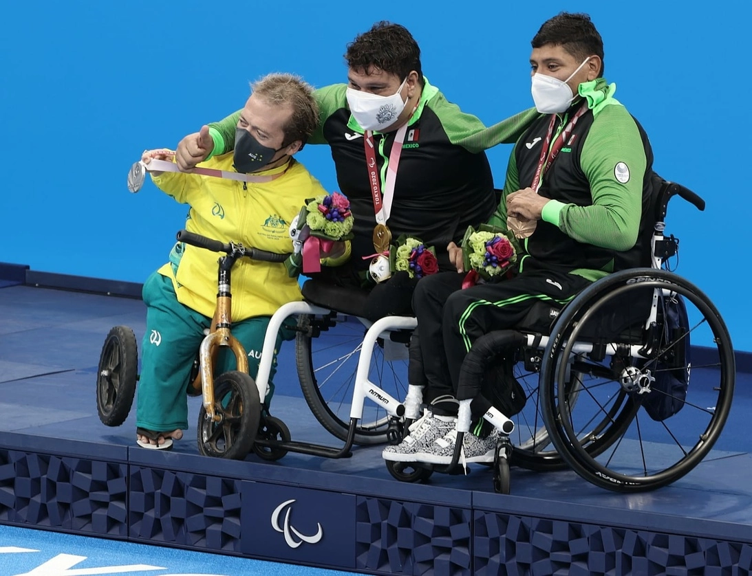 México logró el 1-3 en natación 50 metros pecho varonil, categoría SB2, con el oro de Arnulfo Castorena y el bronce de Jesús Hernández, el podio lo completó el australiano Grant Patterson con la plata en Tokio 2020. Foto tomada del Twitter de @CONADE