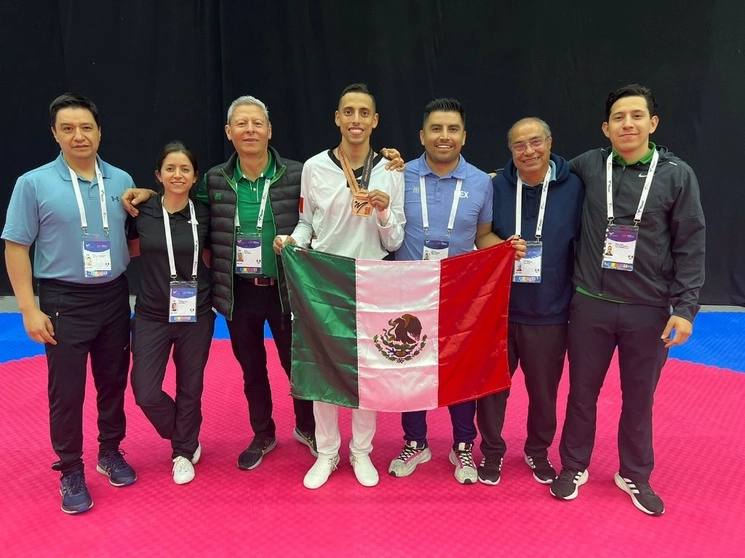 Carlos Navarro obtuvo la primera medalla para México en el Campeonato Mundial de Taekwondo en Bakú, Azerbaiyán, el 1 de junio de 2023. Logró la presea de bronce en la categoría de 63 kilogramos. Foto tomada de Twitter @femextkdoficial