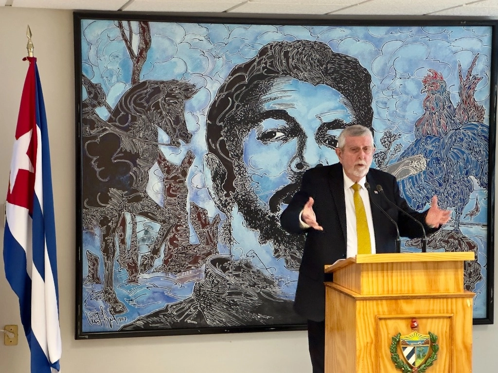 Marcos Rodríguez Costa, embajador de Cuba en México, ofrece una conferencia de prensa el 28 de octubre de 2024. Foto Roberto García Ortiz 