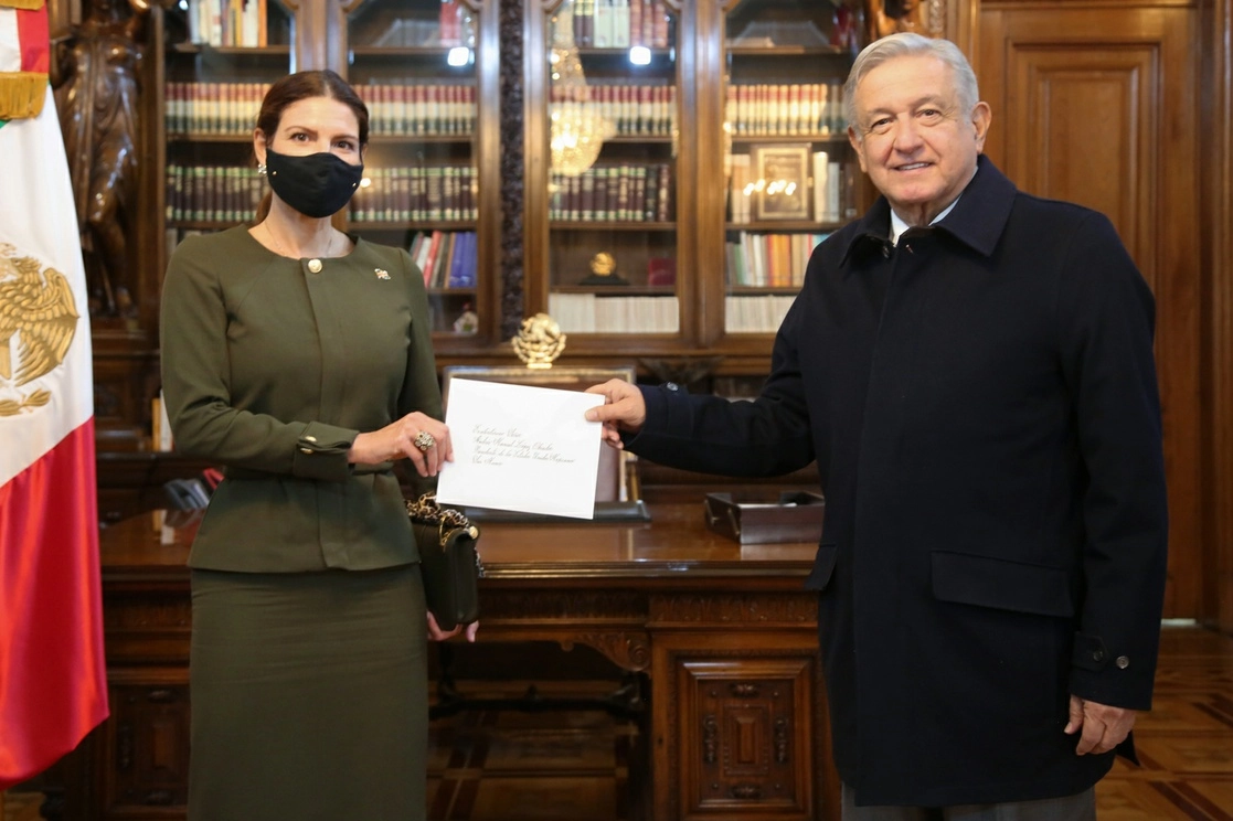 María Isabel Castillo Báez, embajadora de República Dominicana, y el presidente López Obrador, en Palacio Nacional, el 16 de febrero de 2021. Foto tomada del Twitter de @lopezobrador_