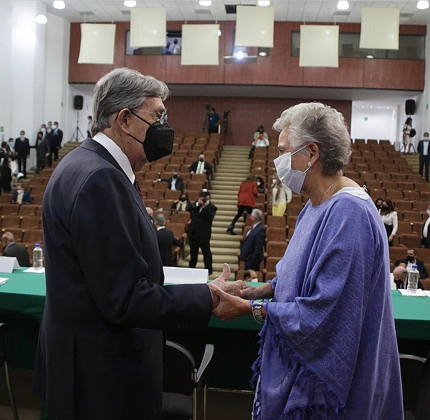 La titular de Segob, Olga Sánchez Cordero (der) y Cuauhtémoc Cárdenas (izq) durante la ceremonia. Foto tomada de la cuenta de Twitter @M_OlgaSCordero
