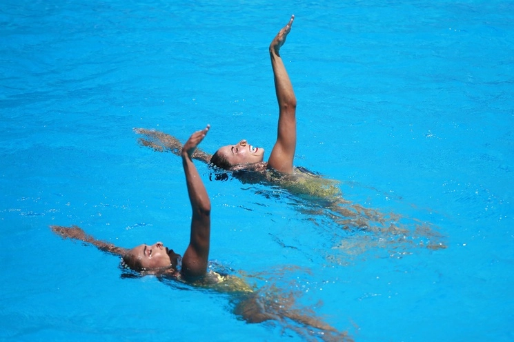 Nuria Diosdado y Joana Jiménez durante los Juegos Centroamericanos y del Caribe en la prueba de dueto libre en natación artística, el 26 de junio de 2023. Foto tomada de Twitter @COM_Mexico