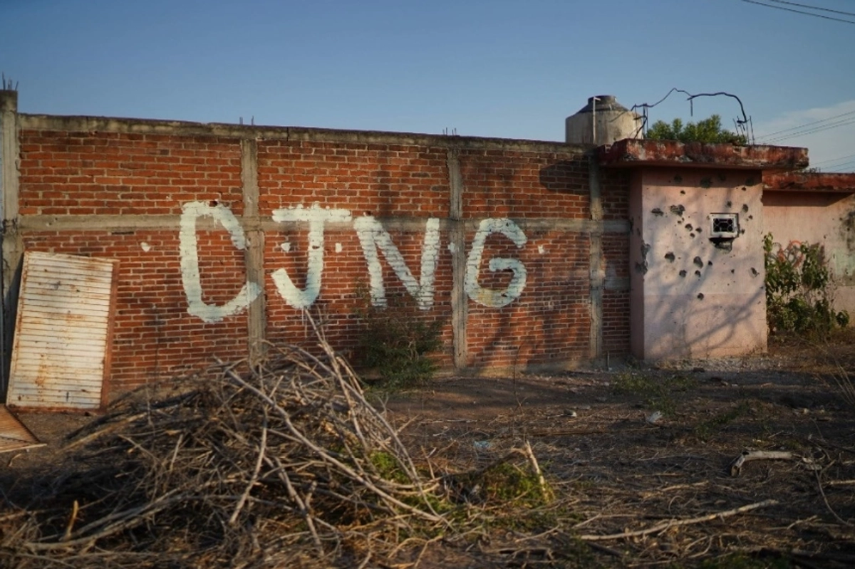 Pinta en una barda con las siglas del Cártel Jalisco Nueva Generación.
