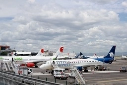 Aviones en el Aeropuerto Internacional de la Ciudad de México. Foto Luis Castillo/ archivo