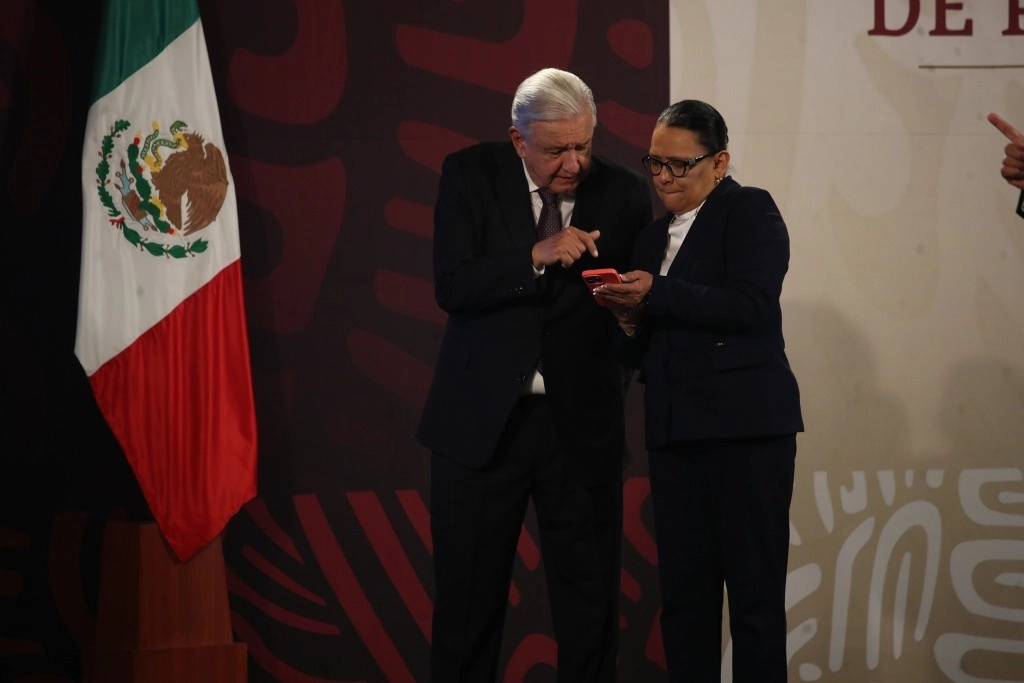 El presidente López Obrador y la secretaria Rosa Icela Rodríguez comparten información sobre los capos arrestados. Foto Yazmín Ortega Cortés