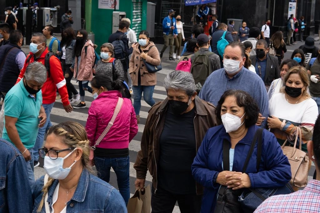 Ciudadanos caminan sobre un cruce peatonal entre la avenida Juárez y Eje Central, en el Centro Histórico capitalino, el 22 de octubre de 2021. Foto Pablo Ramos