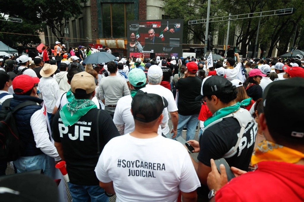 Trabajadores del PJF observan la sesión en la que se discute la aprobación de la reforma judicial en las inmediaciones del Senado de la República. Foto Cristina Rodríguez