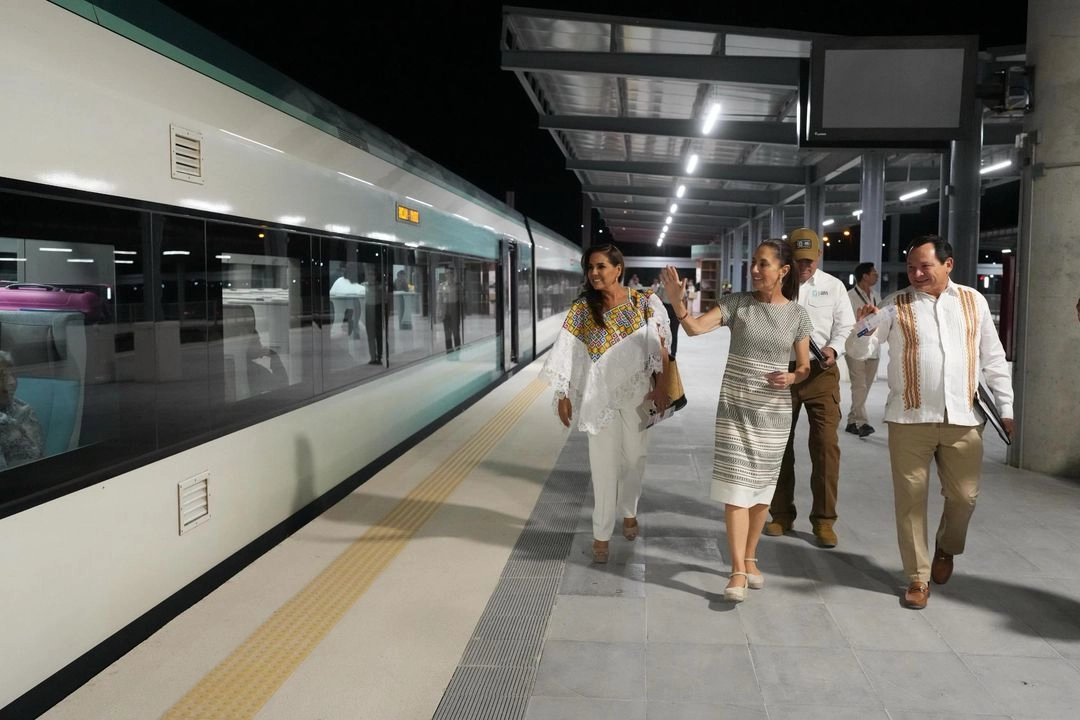 La presidenta, Claudia Sheinbaum, y el gobernador Joaquín Díaz Mena en una de las estaciones del Tren Maya. Foto 
