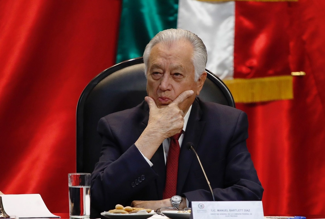 El directo de la CFE, Manuel Bartlett Díaz comparece ante las comisiones unidas de Energía y de Infraestructura de la Cámara de Diputados, el legislador del PRD, Mauricio Prieto le regala un dinosaurio, en el salón Verde, en la Cámara de Diputados, 08 de noviembre de 2022. Cristina Rodríguez