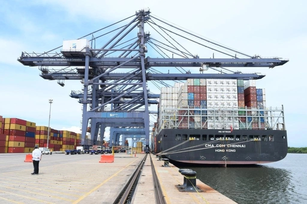 Con 36 mil millones de dólares, en 2023 México se colocó en el noveno sitio entre los mayores países receptores de inversión extranjera directa, informó la Conferencia de Naciones Unidas sobre Comercio y Desarrollo. La imagen, del puerto de Lázaro Cárdenas, Michoacán. Foto ‘La Jornada’ / Archivo