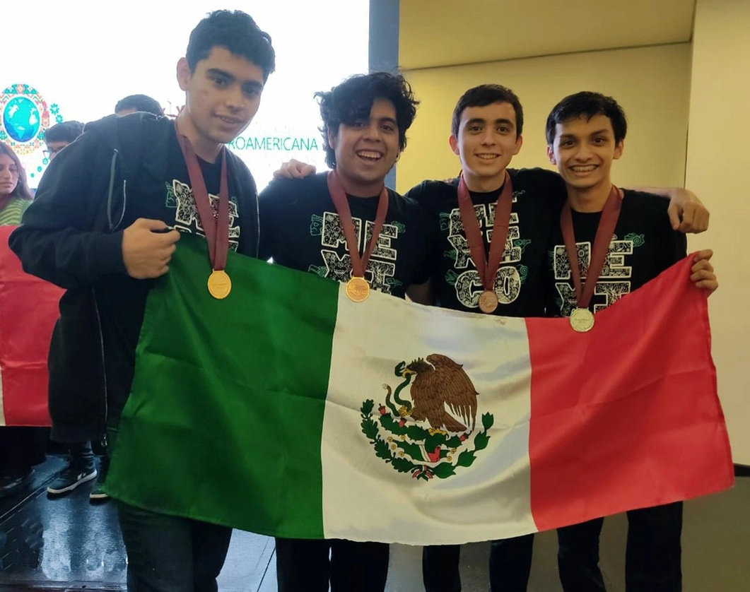 Los medallistas del equipo mexicano de matemáticas: Rogelio Guerrero, Leonardo Cervantes, Eric Ransom y Diego Villarreal. Foto cortesía