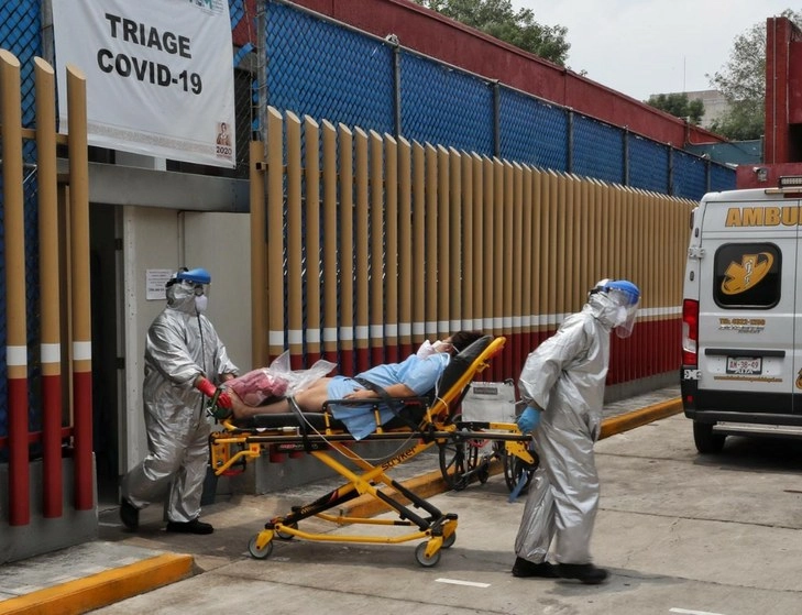 Paciente con síntomas de Covid-19 es trasladado al Hospital General, en Ciudad de México. Foto Marco Peláez