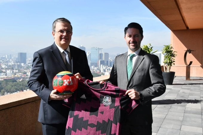 El canciller Marcelo Ebrard (izq) junto con el presidente de la Federación Mexicana de Futbol, Yon de Luisa (der). Foto SRE