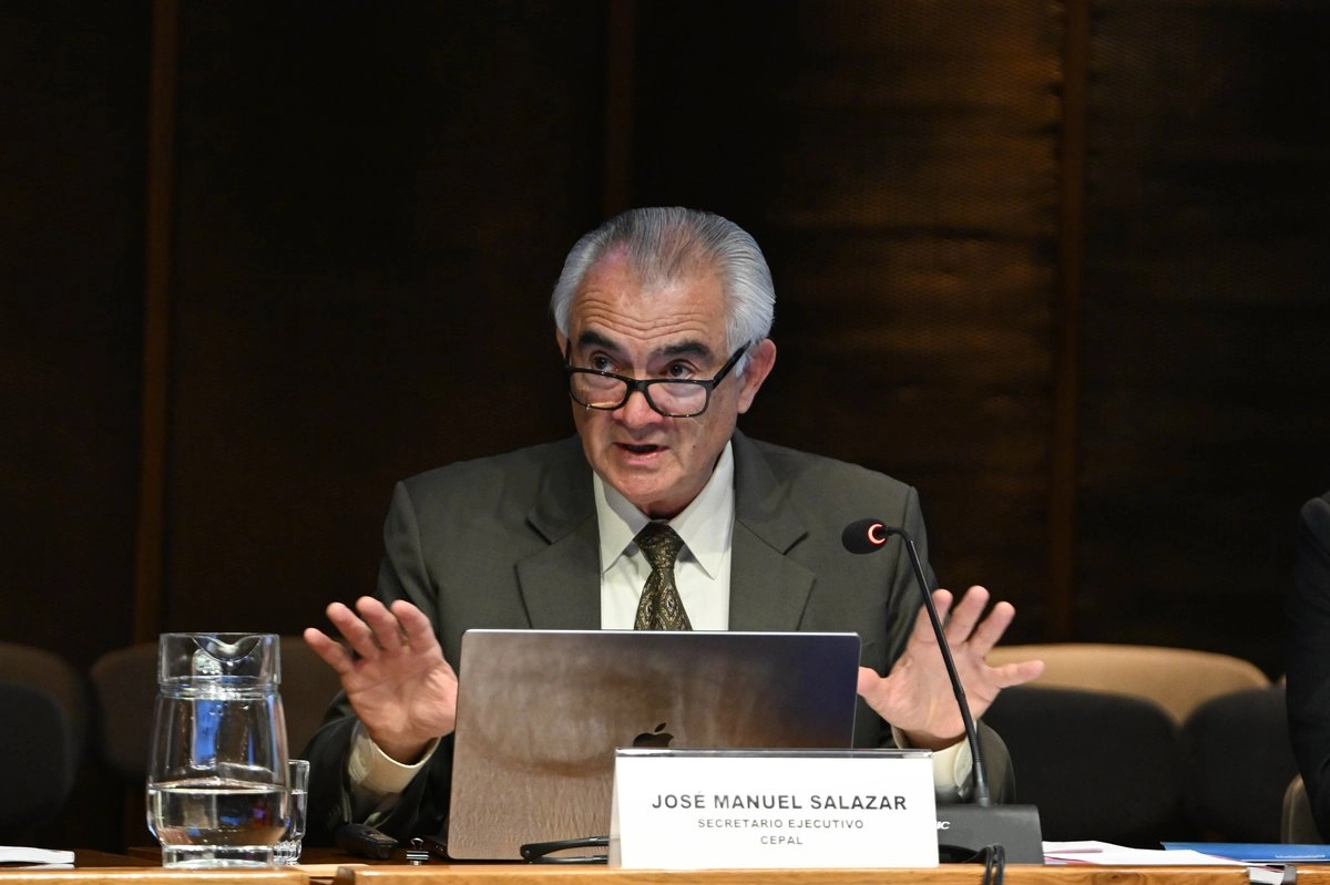 “En México, de los tres puntos porcentuales de reducción, dos puntos se explican por una mejora en los salarios, impulsados en buena medida por el fuerte incremento del salario mínimo, que fue de alrededor de 135% real entre 2018 y 2025”, dijo José Manuel Salazar-Xirinachs. Foto 