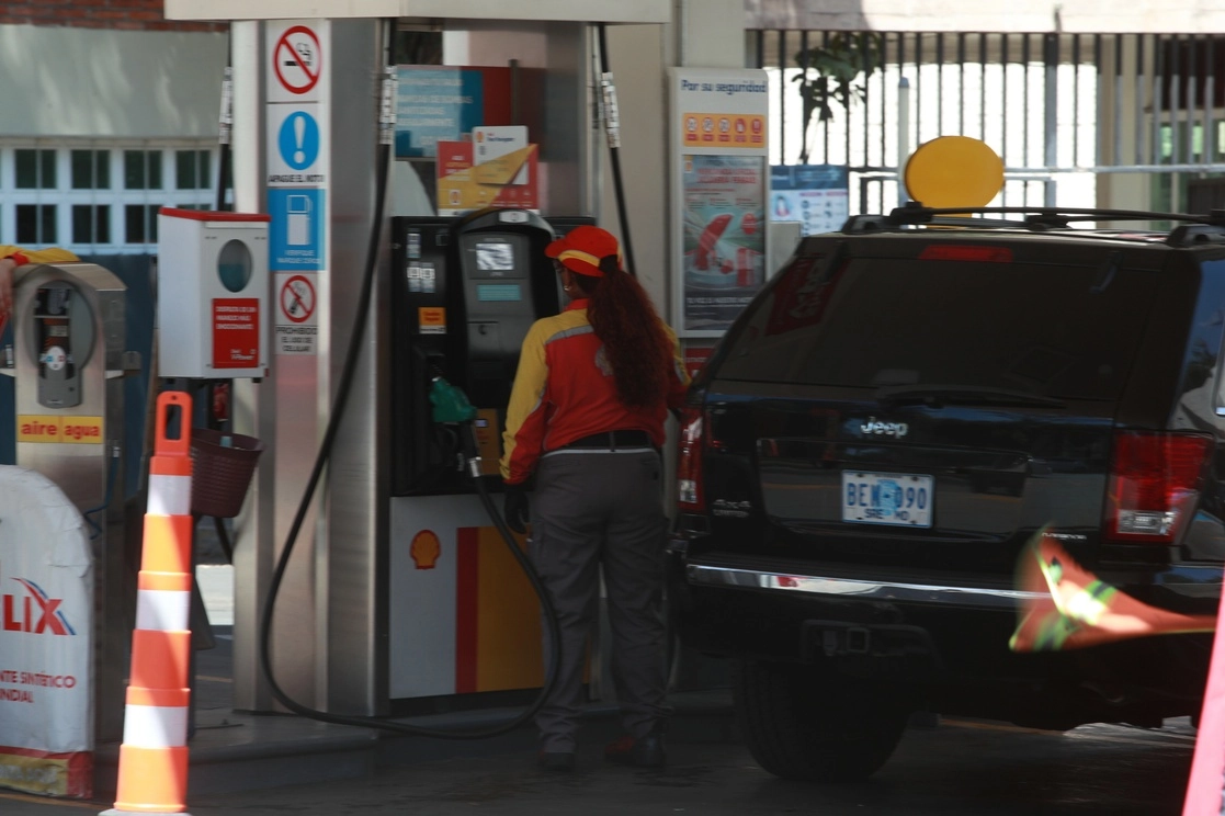 Actividades en una gasolinera de la Ciudad de México. Foto Alfredo Domínguez