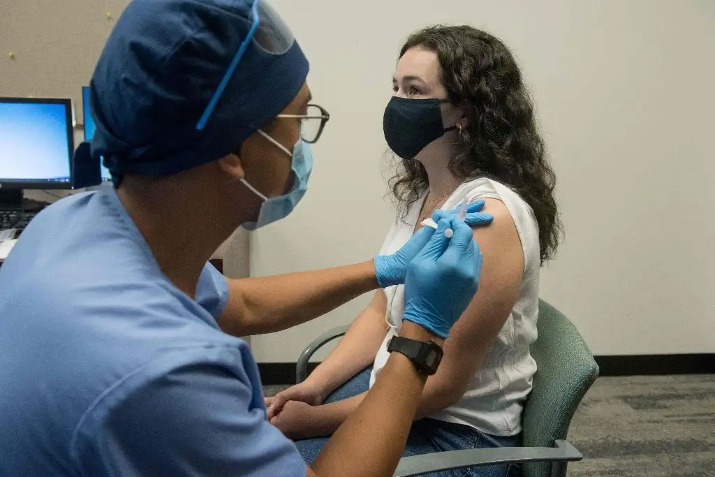 Una voluntaria recibe la vacuna contra Covid-19 de la farmacéutica Moderna, imagen de archivo. Foto: Afp