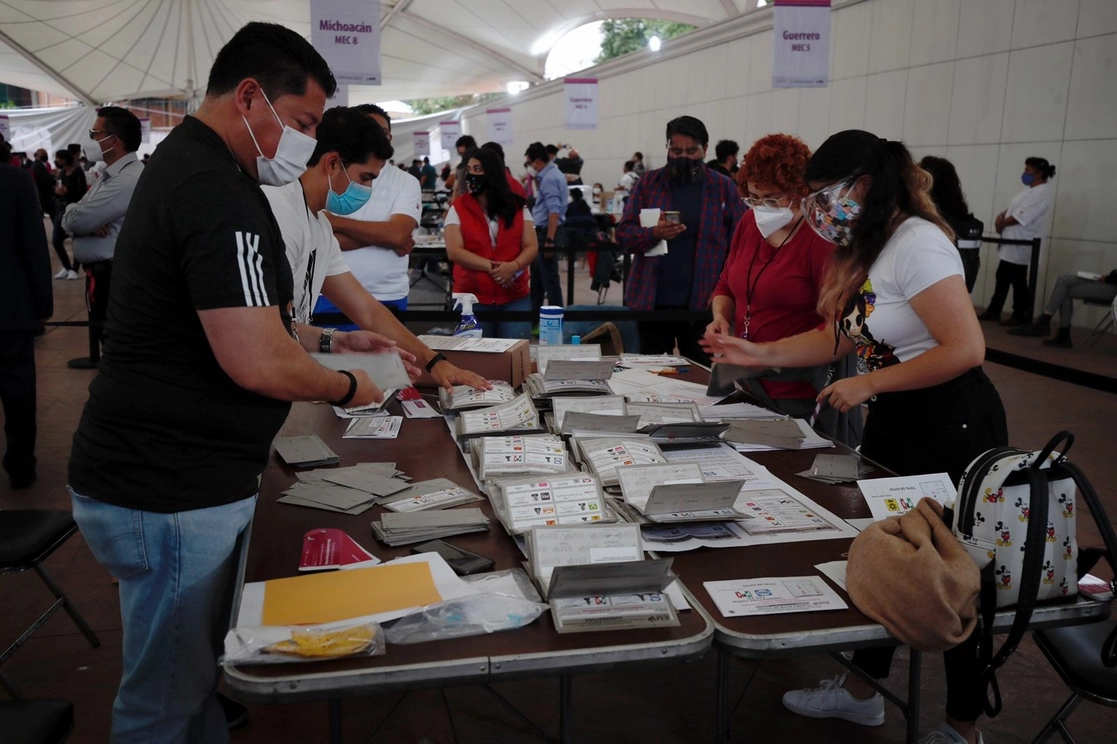 Conteo de votos de mexicanos residentes en el extranjero para la elección 2021 de diputados federales y locales así como alcaldías, ayer. Foto Cristina Rodríguez