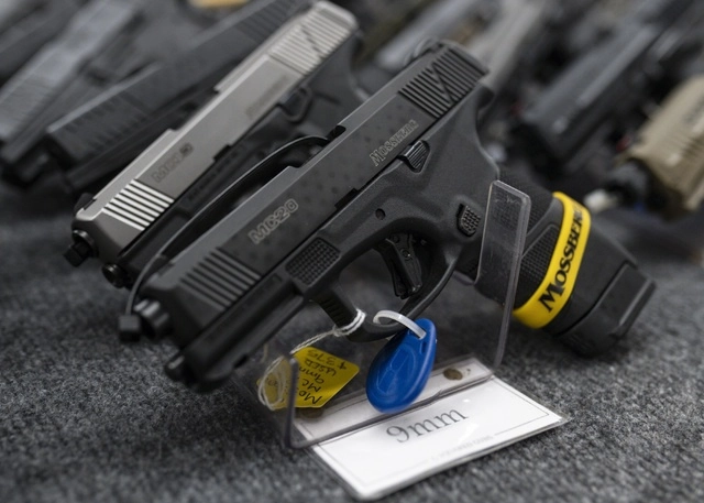Pistolas de diferentes calibres en una tienda de armas en Odessa, Texas. Foto Ap