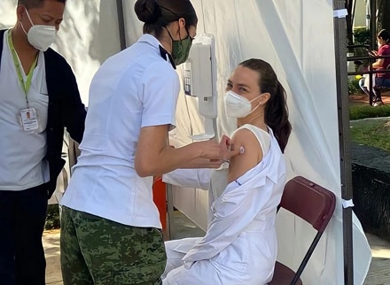 La doctora Julia Hernández Carlsen, residente de medicina interna del Hospital General de Zona número 30 del IMSS, en la alcaldía Iztacalco, es vacunada contra el Covid-19. Foto ‘La Jornada’