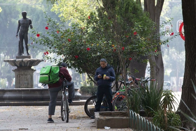 Repartidores en la colonia Roma, durante la crisis por la pandemia del coronavirus. Foto Pablo Ramos