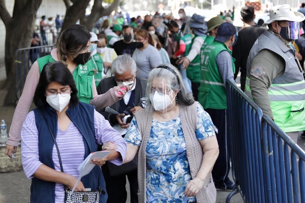Adultos mayores de 60 años acuden al Centro de Vacunación VC2 para que les apliquen el biológico contra el Covid-19, en la alcaldía Venustiano Carranza. Foto Roberto García 