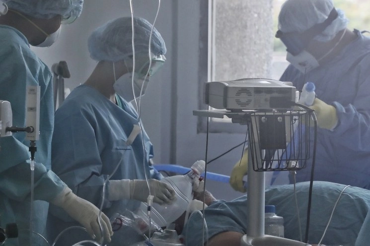 Personal de salud del Hospital Juárez de México atiende a un paciente el pasado 21 de mayo de 2020. Foto Marco Peláez