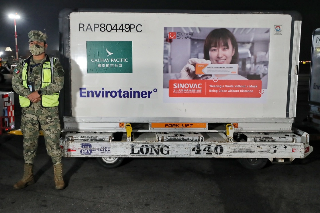 En imagen del 28 de julio pasado, arribo de vacunas Sinovac al Aeropuerto Internacional de la Ciudad de México. Foto Marco Peláez 