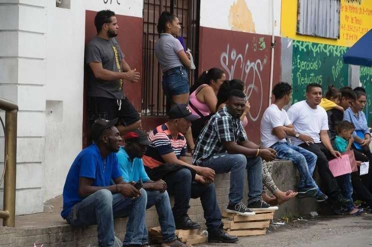 Migrantes frente a la Comar en la CDMX. Foto Alfredo Domínguez/ archivo