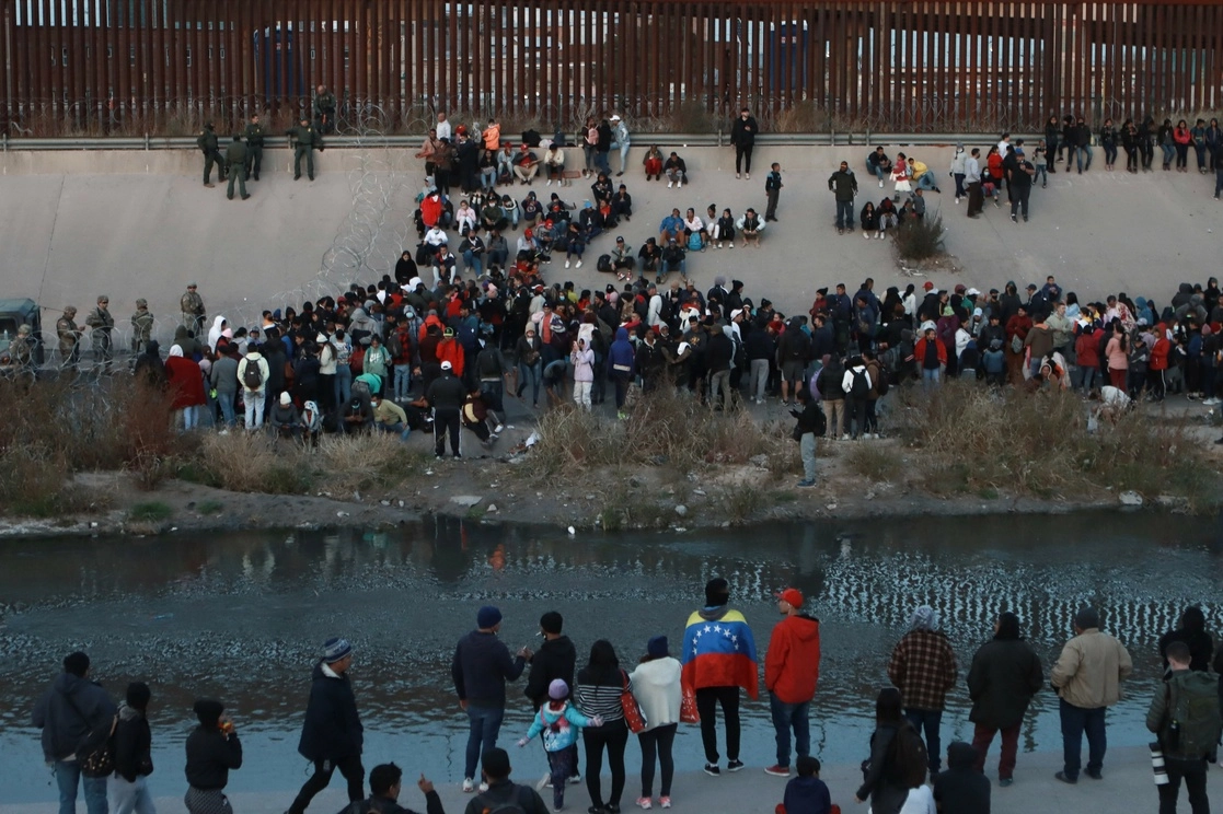 Migrantes se concentran en un cruce hacia El Paso, Texas, visto desde Ciudad Juárez, México, el 20 de diciembre de 2022. Foto AP