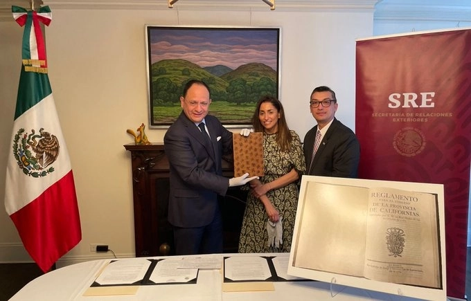 El cónsul general de México en Nueva York, Jorge Islas López recibió el documento de parte del equipo de la Fiscalía del Distrito de Manhattan. Foto tomada de la cuenta de Twitter @m_ebrard 