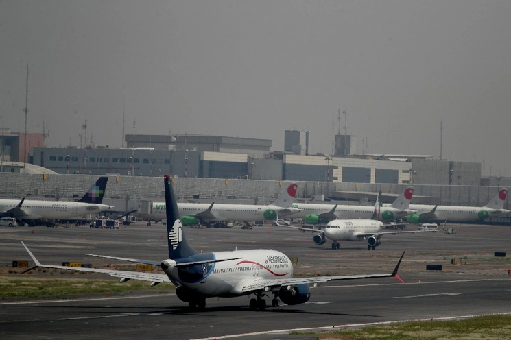 Durante casi 18 meses permaneció México en la Categoría 2 en seguridad aérea, luego de que el programa de evaluación internacional señalara que las autoridades nacionales no cumplían con los estándares que exige la Organización de Aviación Civil Internacional. Foto Alfredo Domínguez




