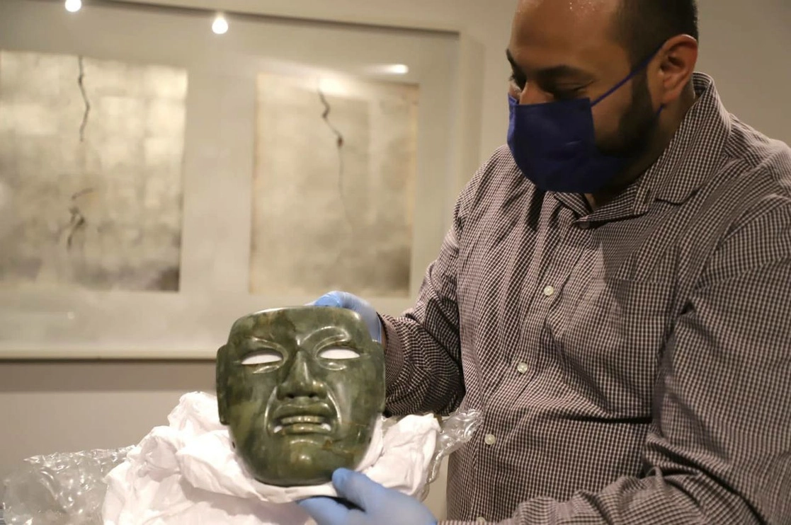 “Buenas noticias, llegan de Estados Unidos valiosas piezas y documentos históricos recuperados por vía de restitución voluntaria y por acción del fiscal de Distrito a petición del Consulado de México en Nueva York”, dijo el canciller mexicano. Foto tomada de la cuenta de Twitter @m_ebrard