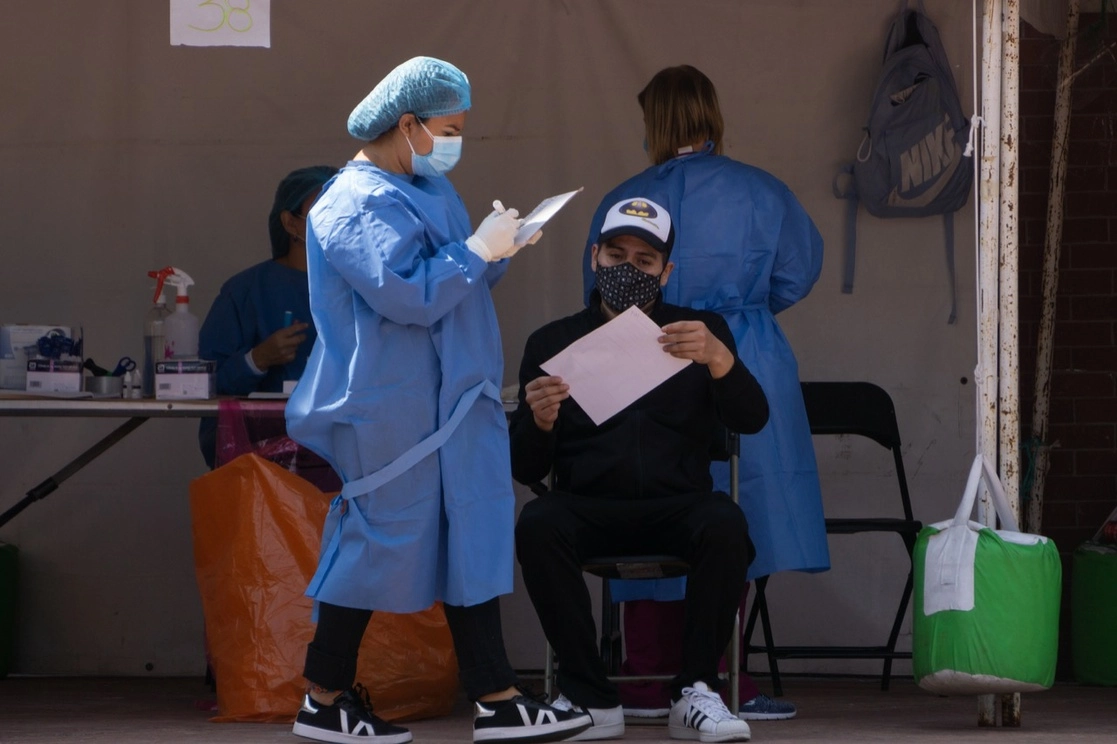 Un joven recibe e resultado de su prueba de detección de Covid-19 en el quiosco de salud instalado en la explanada de la alcaldía Cuauhtémoc, Ciudad de México, el 24 de septiembre de 2021. Foto Pablo Ramos