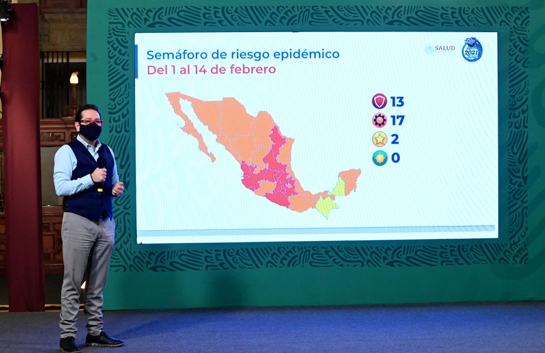 Ricardo Cortés Alcalá, director general de Promoción de la Salud, muestra el mapa del semáforo de riesgo epidemiológico durante la conferencia de prensa del 29 de enero de 2021. Foto Presidencia