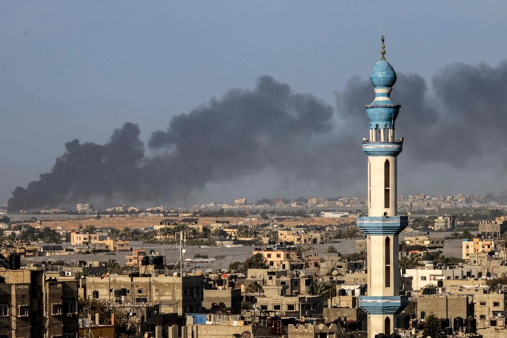 Fotografía tomada desde Rafah muestra humo ondeando sobre Khan Yunis, en el sur de la Franja de Gaza, durante el bombardeo israelí el 22 de enero de 2024. Foto Afp
