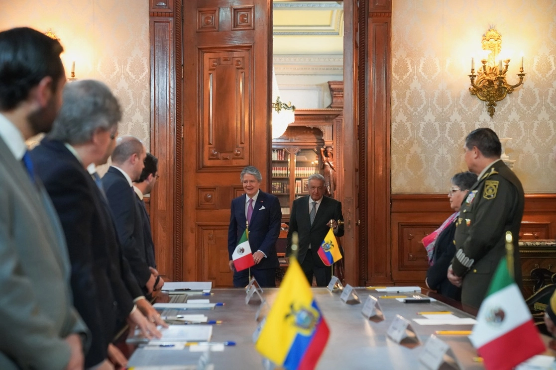 El presidente Andrés Manuel López Obrador (c,izq) junto con su homólogo de Ecuador, Guillermo Lasso (c,der). Foto tomada de la cuenta de Twitter @lopezobrador_