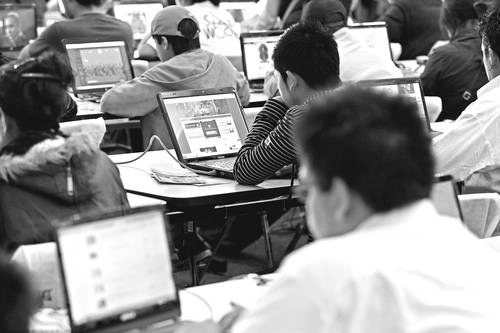 Personas navegan en Internet dentro de un local en el Centro Histórico de la Ciudad de México. Foto Cristina Rodríguez / Archivo