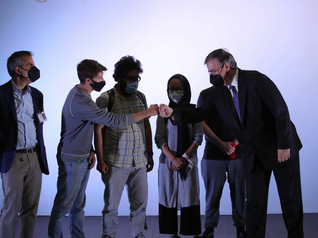 Los periodistas afganos llegaron en un vuelo de la Fuerza Aérea de Qatar al AICM, donde les dio la bienvenida el canciller Marcelo Ebrard, que jugó un papel clave para el rescate de colaboradores del NYT, según el propio diario. Foto Luis Castillo