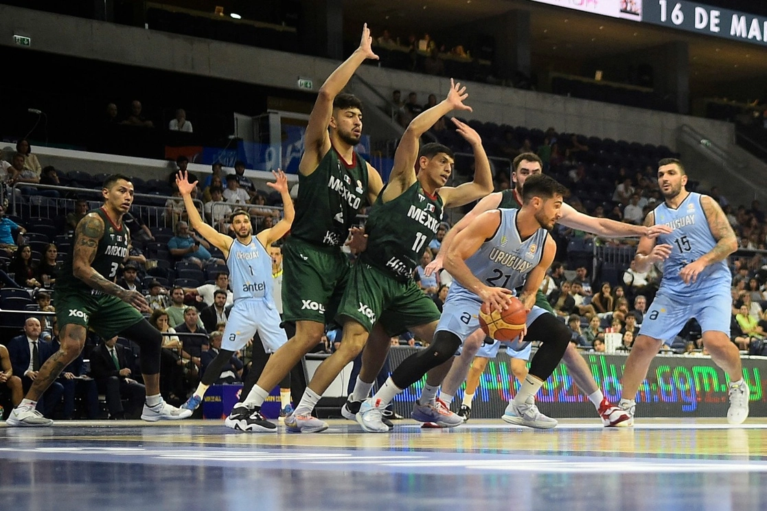 México venció 82-69 a Uruguay en la última fecha de las eliminatorias de FIBA. Foto Afp
