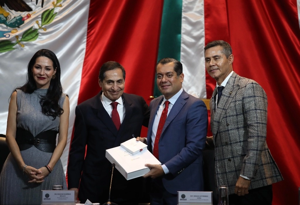 El secretario de Hacienda, Rogelio Ramírez de la O, entregó ayer al Congreso el paquete económico 2025. Foto Yazmín Ortega Cortés