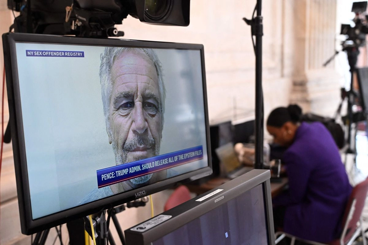 Una foto policial de Jeffrey Epstein se ve en un televisor en el Capitolio. El presidente Donald Trump criticó duramente a sus propios partidarios al intentar acallar el asunto del fallecido delincuente sexual, tras días de batallar para desmentir una teoría conspirativa –una lista de clientes– que su base ha abrazado desde hace tiempo. Foto 