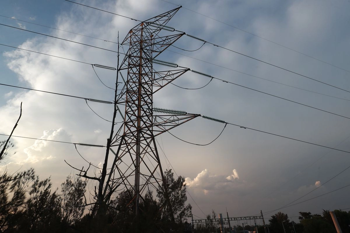 La CFE informó que no se ha reducido el consumo industrial en horario de alta demanda. Así respondió a versiones de que habrá apagones en el sector. Foto 

