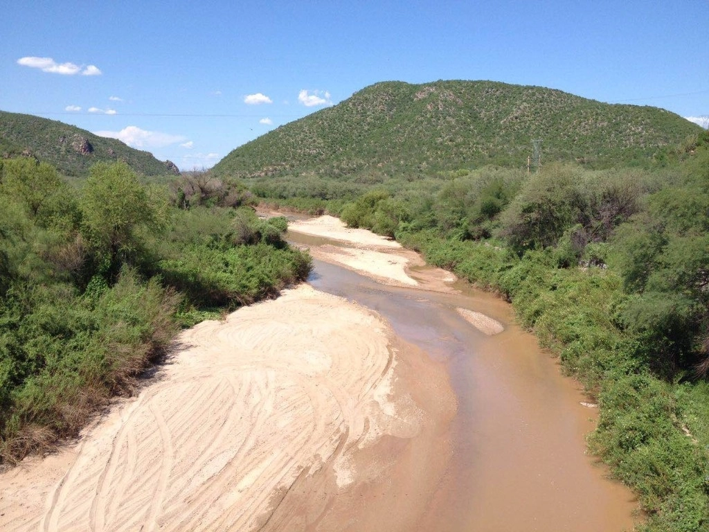 La minera de Germán Larrea derramó, en agosto de 2014, 40 mil metros cúbicos de ácido sulfúrico en los ríos Bacanuchi y Sonora, lo que contaminó 270 kilómetros de territorio y afectó a ocho municipios con alrededor de 25 mil pobladores.Foto Cristina Gómez Lima