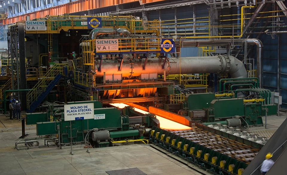 Instalaciones de Altos Hornos de México, cuya fracasada privatización sigue generando altos costos para México. Foto tomada de la página web de la empresa 