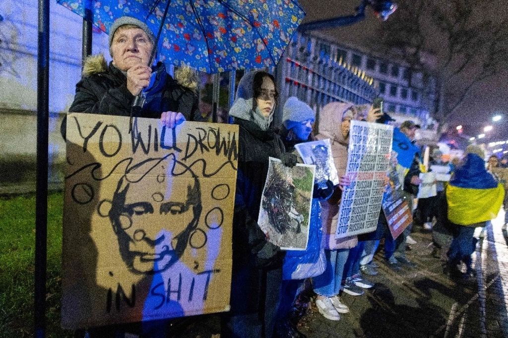 Protesta frente a la embajada rusa en Varsovia al cumplirse 1000 días del conflicto armado en Ucrania. Foto Afp