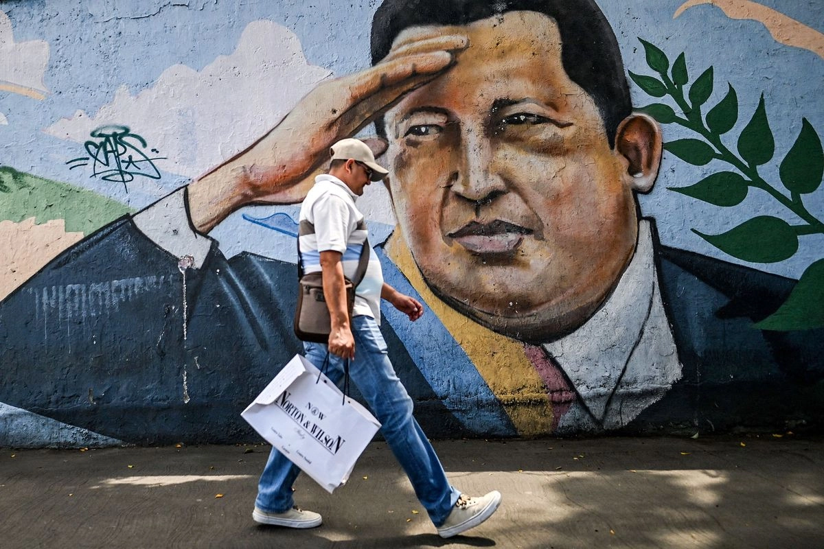El actual mandatario de Venezuela, Nicolás Maduro, y su predecesor han representado un obstáculo para la ambición petrolera de Estados Unidos. Mural del fallecido ex presidente de Venezuela, Hugo Chávez, en Caracas. Foto 