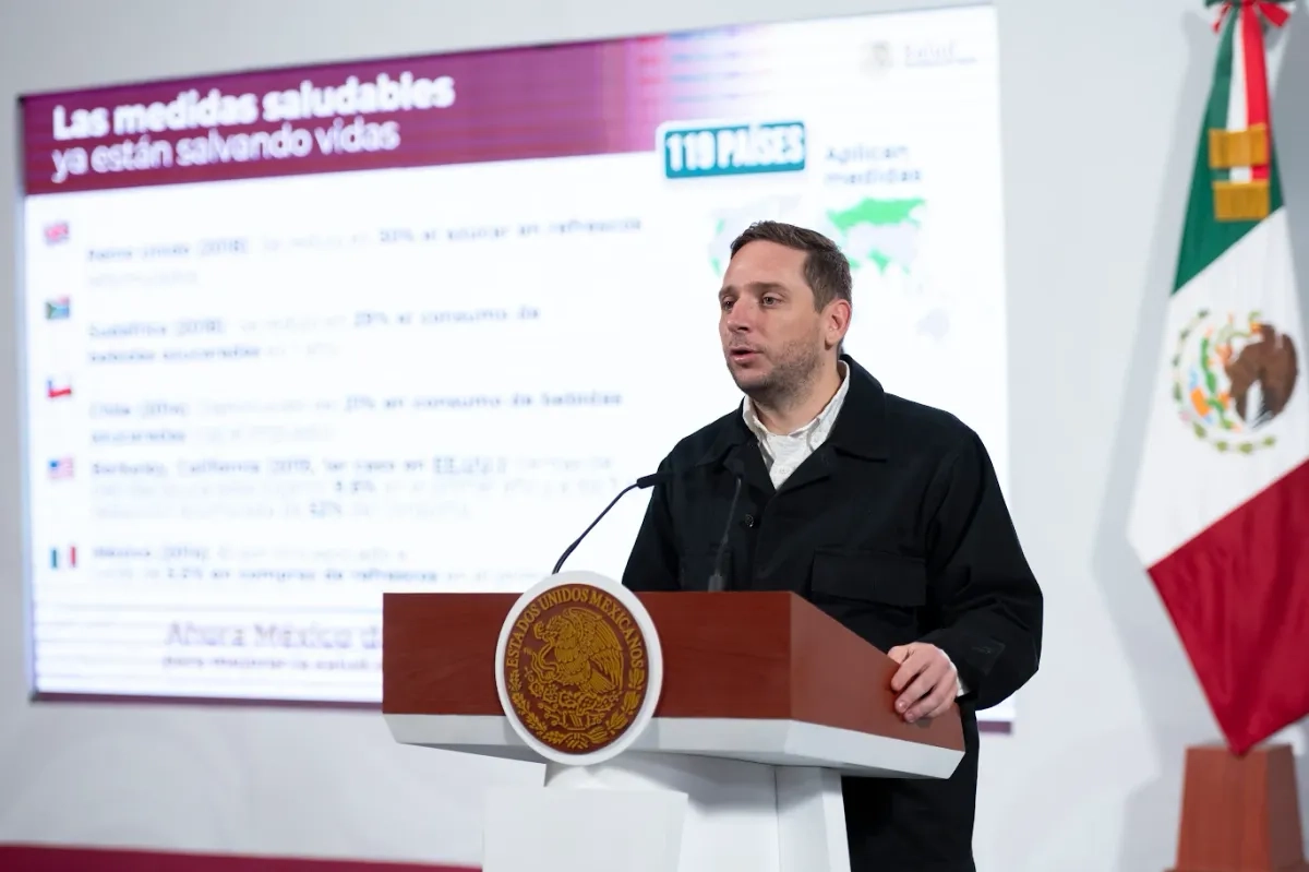 Durante la mañanera del pueblo de ayer, Eduardo Clark, subsecretario de Integración y Desarrollo, destacó que aumentar el impuesto a los refrescos tiene el objetivo de desincentivar el consumo y proteger la salud de la población. 